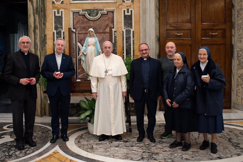 Papa bendice imagen de la Virgen de la Medalla Milagrosa